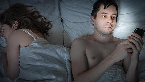 Νομίζω πως ο σύζυγός μου με απατάει, αλλά δεν χωρίζω για τα παιδιά