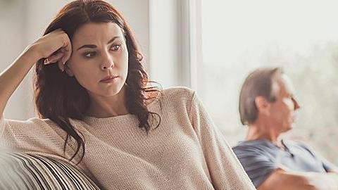 Είμαι στην εμμηνόπαυση και με τον άντρα μου καυγαδίζουμε συνεχώς. Τι να κάνω;