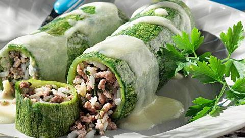 Πώς να φτιάξετε πεντανόστιμα κολοκυθάκια γεμιστά με σάλτσα αυγολέμονο