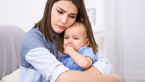 «Οι μαμάδες νιώθουν μoναξιά κι ας περιτριγυρίζονται από ανθρώπους» 