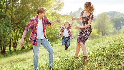 10 λόγοι που μας γοητεύουν (και μας τρελαίνουν) οι άντρες μοναχοπαίδια