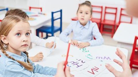 Ξένες γλώσσες: Να επιλέξω φροντιστήριο ή ιδιαίτερα για το παιδί;