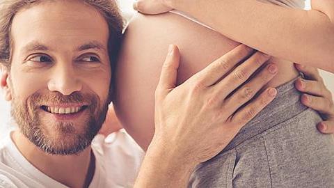 Τι πρέπει να γνωρίζει ο σύντροφός σας λίγο πριν γεννηθεί το πρώτο σας παιδί