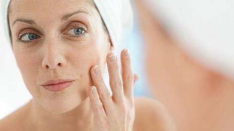 5 τρόποι για να ξανακερδίσετε το νεανικό σας δέρμα 