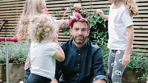 Ένας ευτυχισμένος κοριτσομπαμπάς απαντά σε όσους τον ρωτούν αν ήθελε γιο