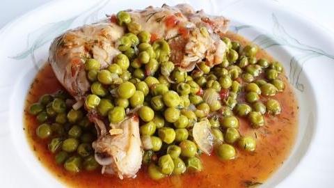 Κοκκινιστό κοτόπουλο με αρακά να γλείφεις και τα δάχτυλά σου!