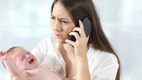 Μια παιδίατρος εξηγεί πότε και γιατί μια νέα μαμά δεν πρέπει να πανικοβάλλεται 