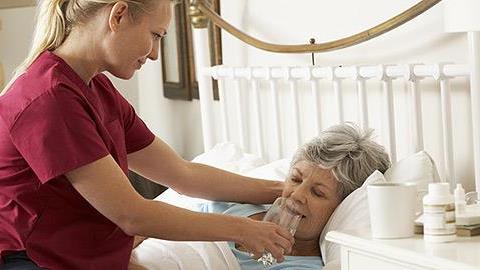 Το να αγαπάς τους γονείς σου σημαίνει να τους φροντίζεις (όσο δύσκολο και αν είναι!)