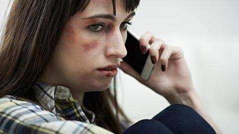 «Αν σηκώσει χέρι, φύγε ΑΜΕΣΩΣ!»: Συμβουλές από έναν ψυχοθεραπευτή με εμπειρία στην κακοποίηση γυναικών