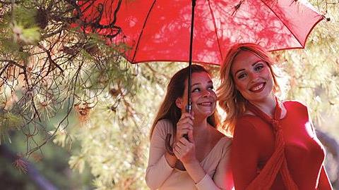 Κερδίστε διπλές προσκλήσεις για την θεατρική παράσταση «Το ταξίδι της κόκκινης ομπρέλας» στις 27/10