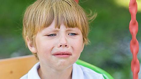 Ο 3χρονος γιος μου δεν θέλει να παίζει και να συναναστρέφεται με συνομήλικα παιδάκια. Πώς να τον βοηθήσω;