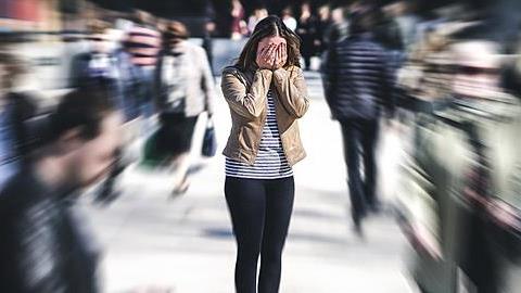 «Δεν ζούμε, τρέχουμε!»: ένα εξαιρετικό κείμενο για το άγχος και τη θλίψη