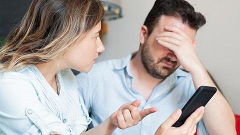 Ανακάλυψα ότι ο άντρας μου μιλάει στο Facebook με άλλη γυναίκα. Να του μιλήσω;