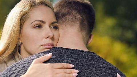 «Συγχώρησα την απιστία του άντρα μου και δεν το μετάνιωσα»: 5 γυναίκες εξομολογούνται