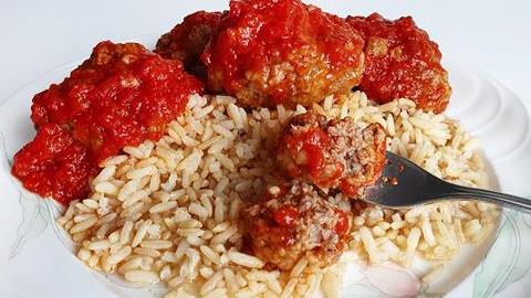 Πώς να φτιάξετε λαχταριστά σουτζουκάκια με κόκκινη σάλτσα