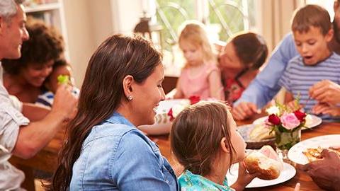 5 τύποι φίλων και συγγενών που συναντάς σε κάθε οικογενειακή συγκέντρωση 