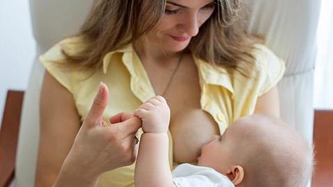 Το μητρικό γάλα όχι μόνο δεν χάνει τη δύναμή του μετά τον χρόνο, αλλά γίνεται πιο ωφέλιμο 