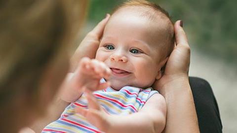 Τα μωρά ανταποδίδουν το χαμόγελο της μαμάς τους...συνειδητά!