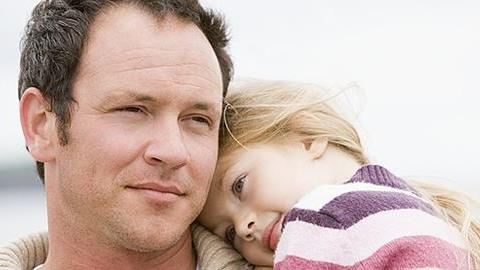 Μήπως επιλέγουμε να ερωτευθούμε τους μπαμπάδες μας;