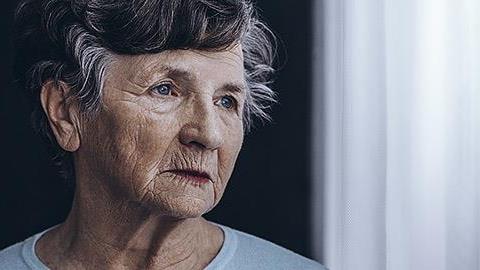 Όταν ο εγκέφαλος «σβήνει»: τα πρώτα συμπτώματα της άνοιας 