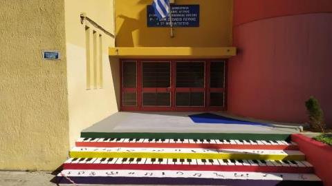 Αυτό το δημοτικό σχολείο στα διαλείμματα παίζει Χατζιδάκι και είναι στολισμένο με Βαν Γκονγκ