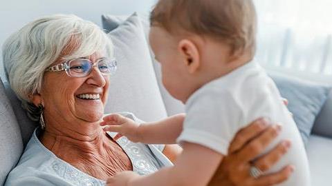 «Του παιδιού μου το παιδί δυο φορές παιδί μου»: τι σημαίνει να είσαι γιαγιά…