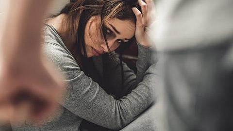 «Έκρινα αυστηρά όσες δεν αφήνουν τους άντρες που τις κακοποιούν – ώσπου έγινα μία από αυτές»