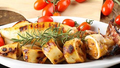 Πεντανόστιμα καλαμάρια γεμιστά με ρύζι και λαχανικά