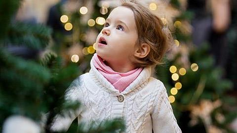 «Μαμά, θέλω να στολίσουμε»: Πώς απέφυγα το χριστουγεννιάτικο δέντρο από τον Οκτώβρη