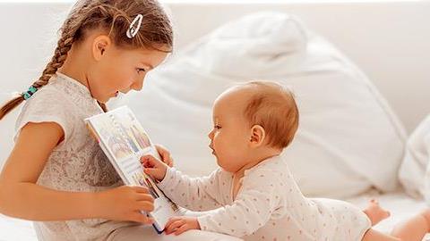 Πώς θα βοηθήσετε το πρωτότοκό σας να γίνει ένας καλός μεγάλος αδελφός