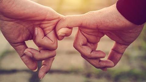 6 σημάδια που δείχνουν πως η σχέση σας είναι σταθερή σαν βράχος!