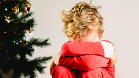 Τα Χριστούγεννα ενθουσιάζουν αλλά και κουράζουν τα παιδιά. Ας δείξουμε κατανόηση... 