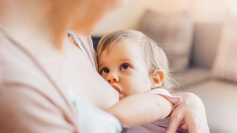 «Θα σταματήσω να θηλάζω μόνο όταν το μωρό μου είναι έτοιμο να σταματήσει»