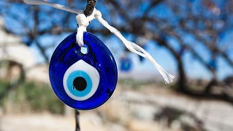 4 ευχές για να ξεφορτωθείτε το κακό μάτι!