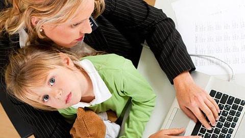 Εργαζόμενη μητέρα Vs Μαμά στο σπίτι