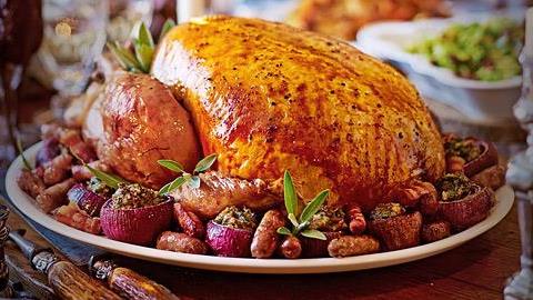 Χοιρινό, γαλοπούλα ή κότσι: 3 γιορτινές συνταγές για να διαλέξεις 