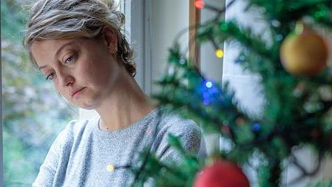 Κατάθλιψη των Χριστουγέννων: τι είναι και πώς να την αντιμετωπίσετε