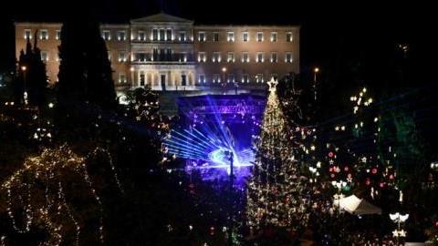 Φαντασμαγoρική η πλατεία Συντάγματος με τον Χριστουγεννιάτικο στολισμό της!