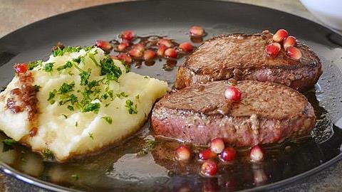 Μοσχαράκι με σάλτσα ροδιού, λαχταριστό και γιορτινό