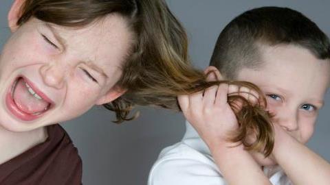 Αδερφικό bullying: όταν η κόντρα μεταξύ αδερφών ξεπερνάει τα όρια