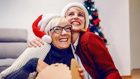 «Είμαι 30 αλλά η μαμά μου επιμένει πως τα δώρα τα φέρνει ο Άι Βασίλης»