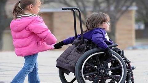 Μαθητές της Θεσσαλονίκης βάζουν τα γυαλιά στους πολιτικούς και διεκδικούν τα αυτονόητα για τους ΑμεΑ