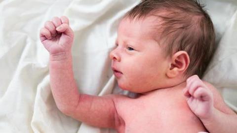 Θεσπίζεται το επίδομα για τα παιδιά που θα γεννηθούν μέσα στο 2020: ποιοι το δικαιούνται