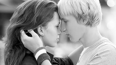 Νέα έρευνα: Σεξ από τα 15 και μείωση της χρήσης προφυλακτικού στην Ελλάδα 