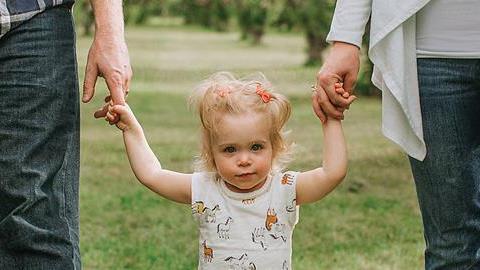 Οι 5 χρυσοί κανόνες για την ανατροφή των παιδιών, από την κούνια ως την ενηλικίωση