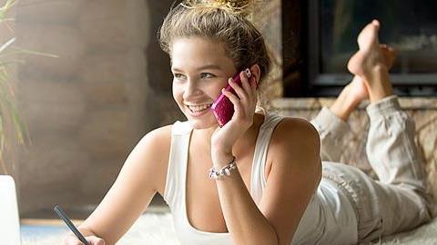 «Τηλεφωνώ στη μαμά μου κάθε μέρα γιατί μου αρέσει να μιλάω μαζί της»