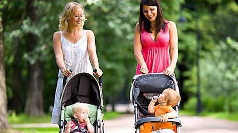«Όταν oι μαμάδες βοηθάμε η μία την άλλη, η μητρότητα γίνεται ευκολότερη»