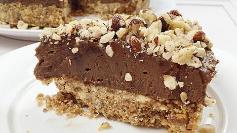 Το τσίζκεικ πραλίνας χωρίς ψήσιμο που θα γίνει η πιο ένοχη απόλαυσή σας