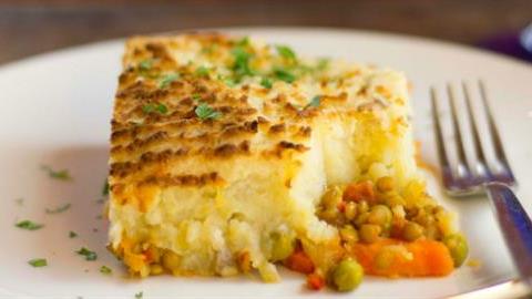 Πεντανόστιμα λαχανικά με πουρέ στο φούρνο