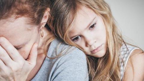 Ένα παιδί που γίνεται μαμά της μαμάς του καταλήγει δυστυχισμένο